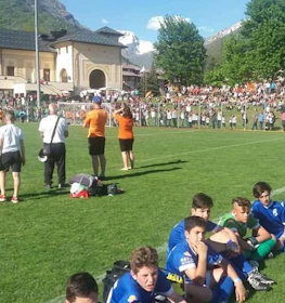 Tournoi de football jeunesse Bardonecchia Cup, équipes sur le terrain et spectateurs