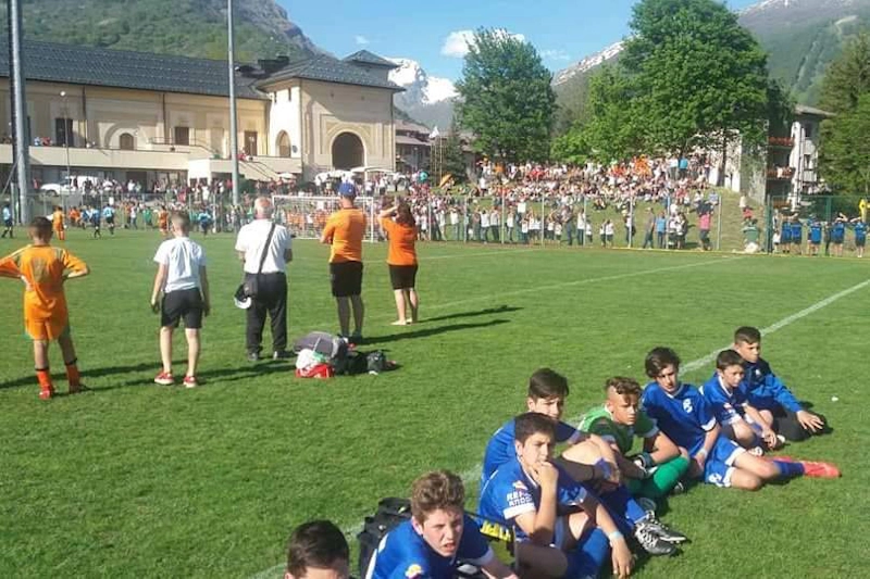 Nuorten jalkapalloturnaus Bardonecchia Cup, pelaajat kentällä ja katsojat