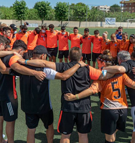 Équipe de football en cercle montrant l'unité avant un match de la Coupe Costa Levante.