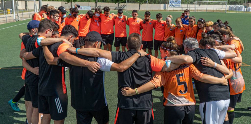 Футбольная команда в кругу, демонстрирующая единство перед матчем на Кубке Коста Леванте.