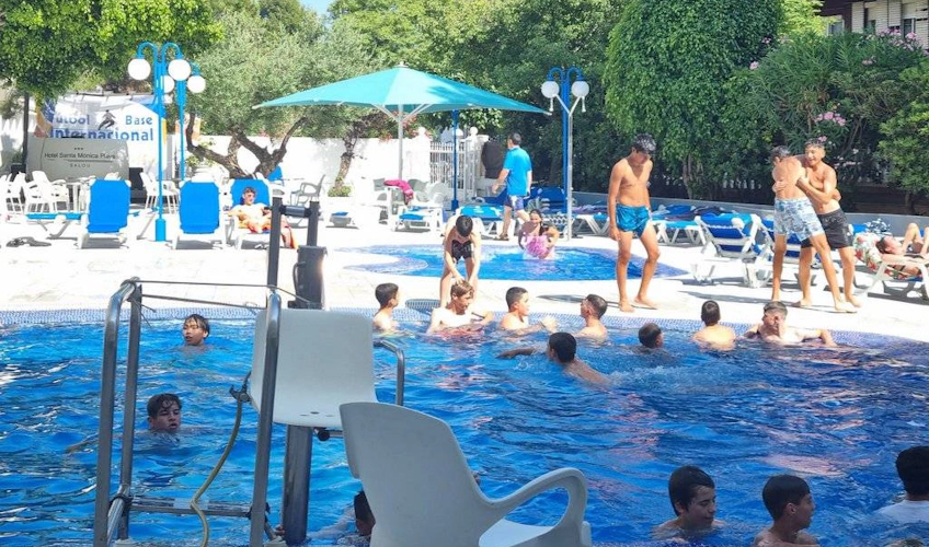 Costa del Sol Uluslararası Kupası'nda havuz başında dinlenen genç futbolcular