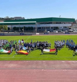 Открытие турнира по футболу Trofeo San Jaime с командами и флагами на поле