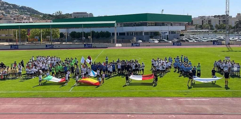 トロフェオ・サン・ジャイメサッカートーナメントの開会式、フィールドのチームと旗