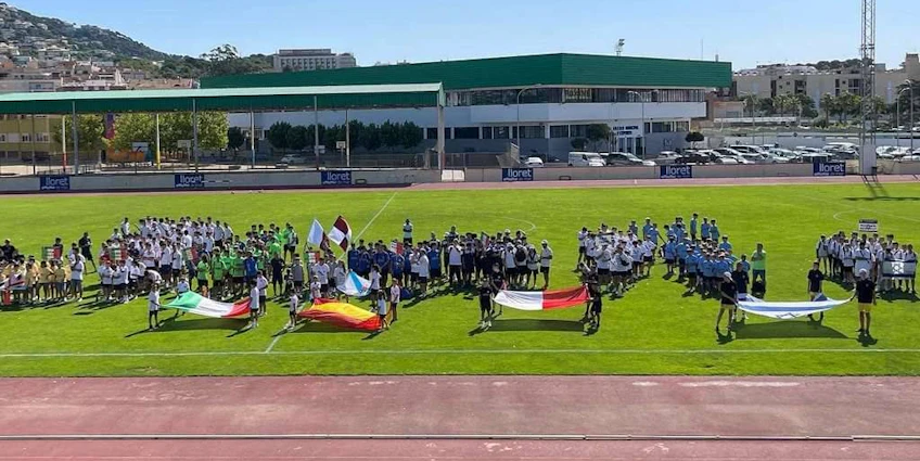 Ouverture du tournoi de football Trofeo San Jaime, équipes et drapeaux sur le terrain