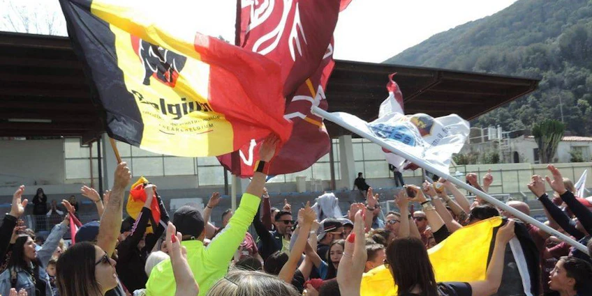 Ischia Cup Giovanni Oranio futbol turnuvasında heyecanlı taraftarlar bayrak sallıyor