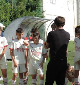 Jeunes footballeurs écoutant leur coach au tournoi Ischia Cup Memorial Nunzia Mattera