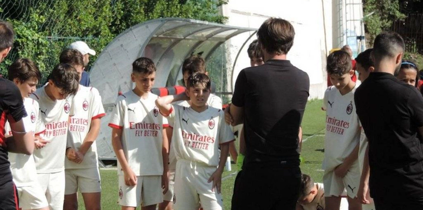 Jovens futebolistas ouvindo seu técnico no torneio Memorial Nunzia Mattera da Ischia Cup