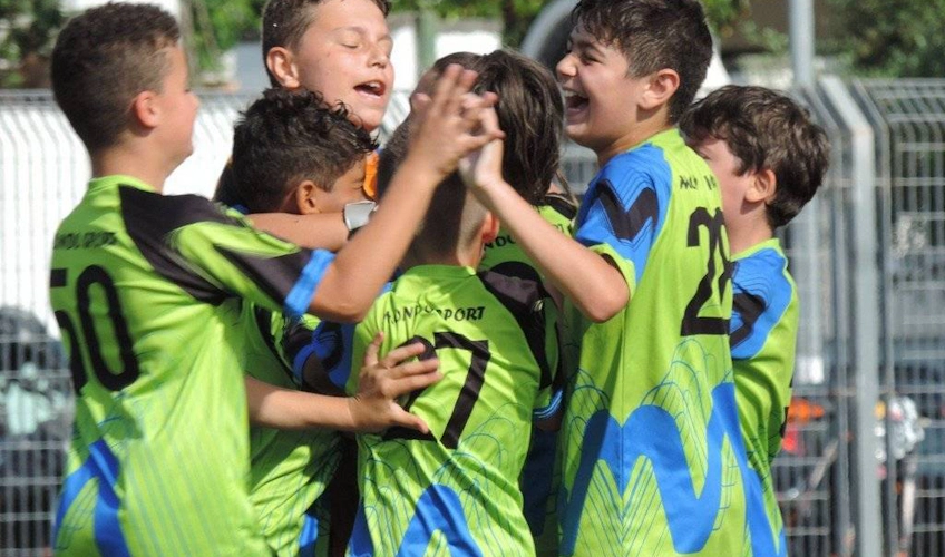 Genç futbolcular Ischia Cup Anma Turnuvası'nda bir golü kutluyor