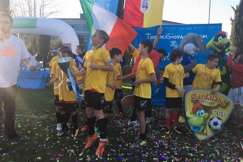Sarı formalarıyla genç futbol takımı, Gardaland Kupası'nda zaferini konfettiyle kutluyor.