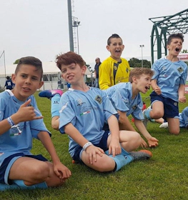 Jeunes footballeurs au tournoi de la Venezia Jesolo Cup, joie et esprit sportif sur le terrain