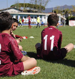 Genç futbolcular, Pisa World Cup futbol turnuvasında çimler üzerinde dinleniyor