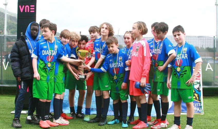 Детская футбольная команда с трофеем и медалями на турнире Trofeo Città di Viareggio