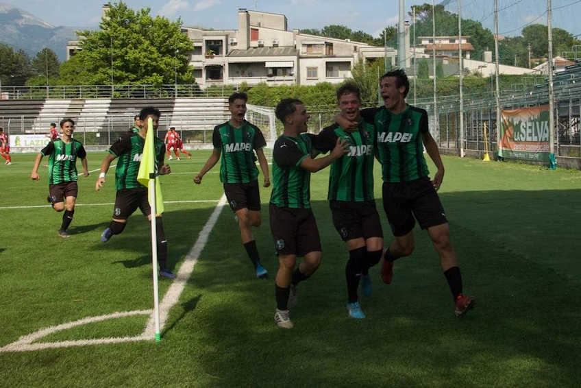 Игроки футбольной команды радуются голу на турнире Lazio Cup