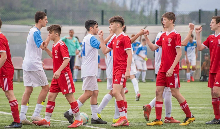 Equipes de futebol juvenil cumprimentam-se após jogo da Taça Lazio