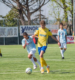 Güneşli bir günde rekabetçi maçta genç futbolcular