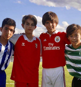 Jovens jogadores de futebol em uniformes de clubes variados participando do torneio Copa de Ouro