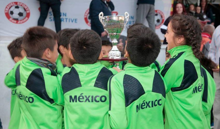 Bahia de Roses Cup turnuvasında bir kupa ile genç Meksikalı futbolcular