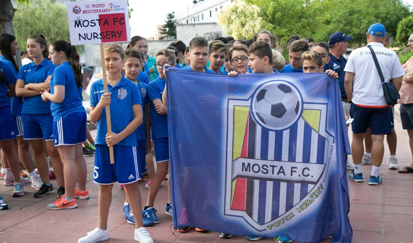 Юные игроки MOSTA F.C. на церемонии открытия Trofeo Mediterraneo