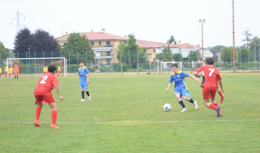 Kırmızı ve mavi formalarıyla futbolcular Trofeo Alto Adriatico turnuvasında yeşil sahada oynuyor