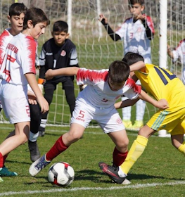 Jovens futebolistas competindo na Antalya Friendship Spring Cup