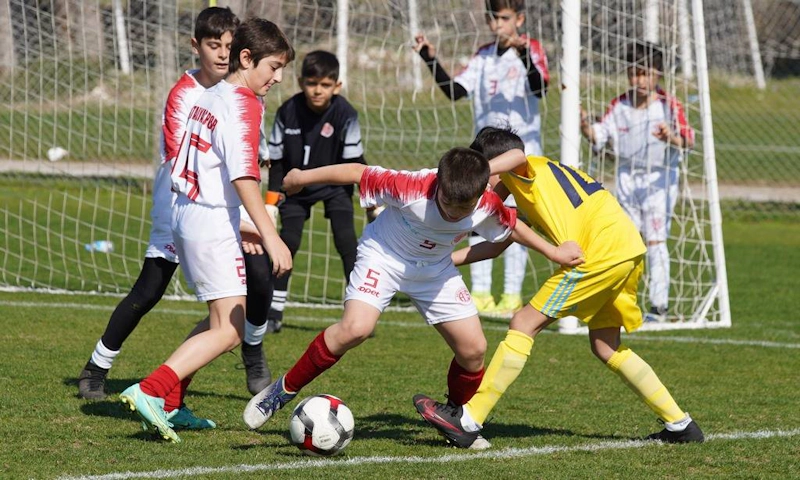 Nuoret jalkapalloilijat pelaavat Antalya Friendship Spring Cupissa
