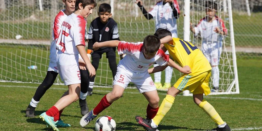 Jeunes footballeurs en compétition à la Antalya Friendship Spring Cup