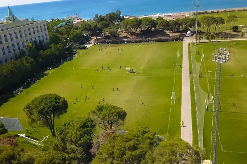 Вид сверху на футбольные поля Antalya Friendship Spring Cup с игроками