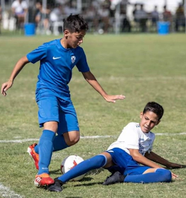 Ravenna European Cup turnuvasında mücadele eden iki genç futbolcu