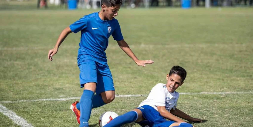 Два юных футболиста во время матча на турнире Ravenna European Cup