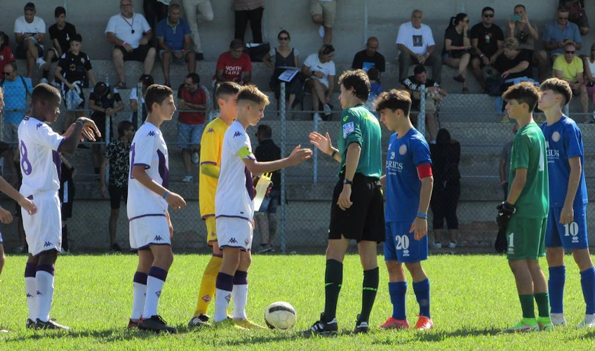 Ravenna Avrupa Kupası maçının başlamasından önce sahada futbol kıyafetli gençler