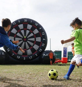 Crianças jogando dardos de futebol no torneio Riviera Easter Cup