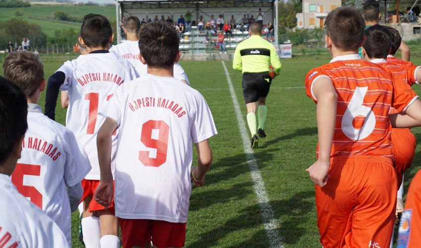 Юные футболисты идут по полю перед матчем на футбольном турнире Riviera Easter Cup