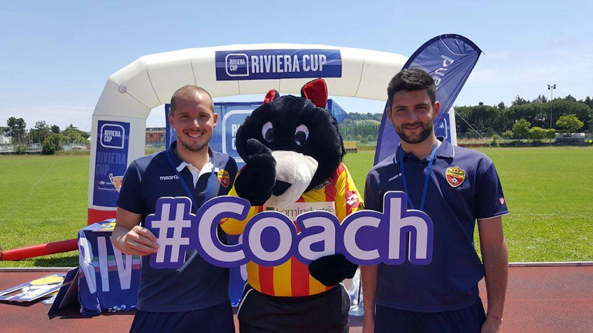 Futbol kulübü antrenörleri Riviera Summer Cup'ta maskot ile birlikte