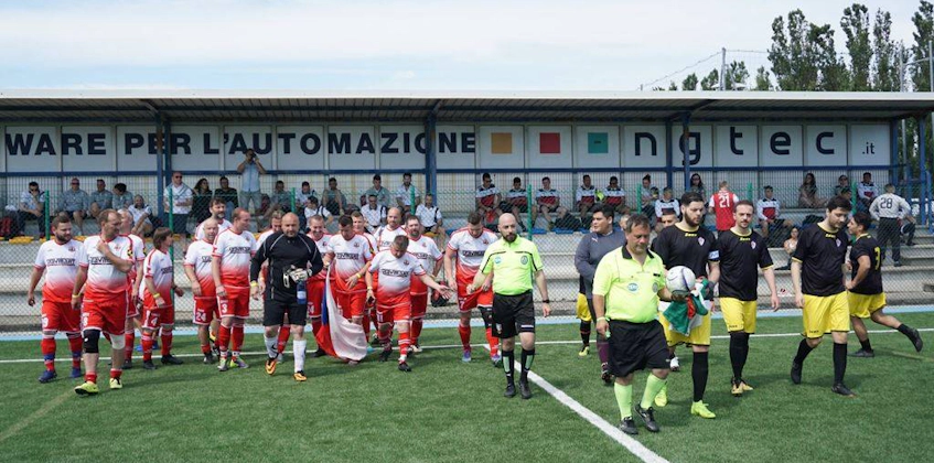 Команды футбольного турнира Adriatica Cup I выходят на поле перед матчем