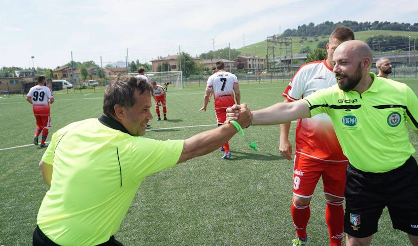 Футболисты и судьи здороваются перед матчем Adriatica Football Cup I