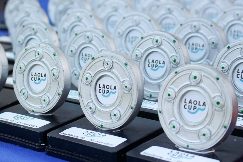 Трофеи Laola Cup выставлены в ряд на футбольном турнире