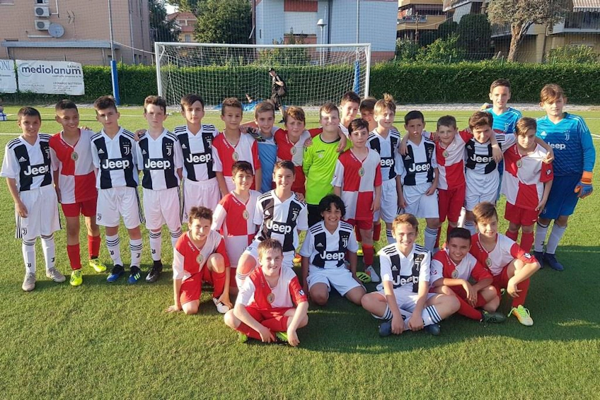 Юные футболисты на фото перед игрой на турнире Torneo Città di Rimini