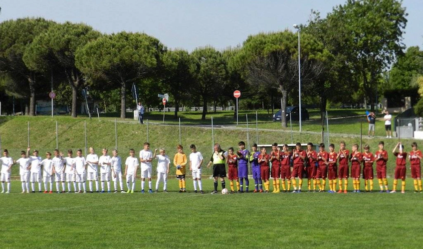 Юношеские футбольные команды выстраиваются перед матчем на турнире Torneo Città di Rimini