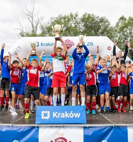 Jeunes footballeurs célébrant la victoire au Kraków City Cup.