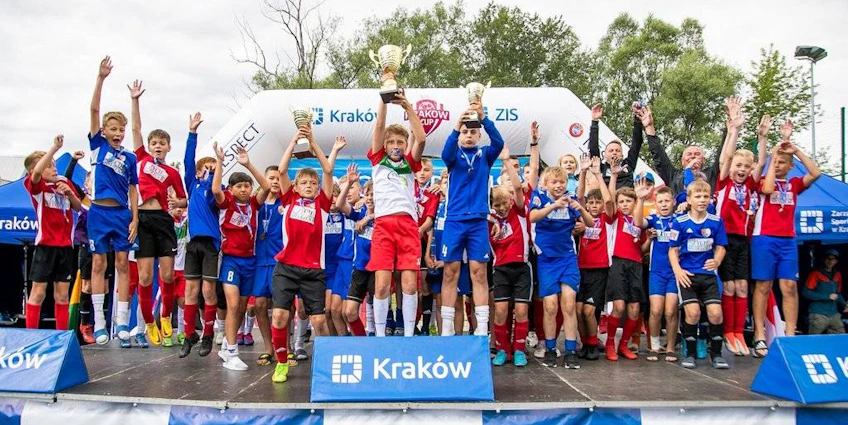 Jovens futebolistas comemorando vitória no Kraków City Cup.