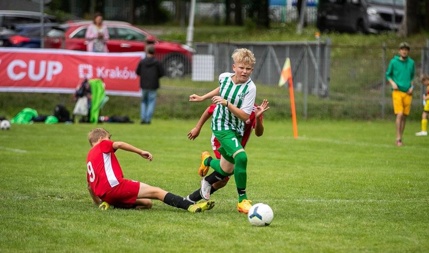 Дети играют в футбол, один игрок падает на турнире Kraków City Cup