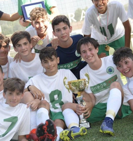 Jeunes footballeurs avec un trophée à la Coupe Versilia.