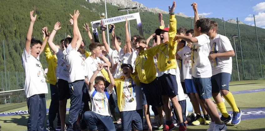 Дети празднуют победу на футбольном фестивале Val di Fassa.
