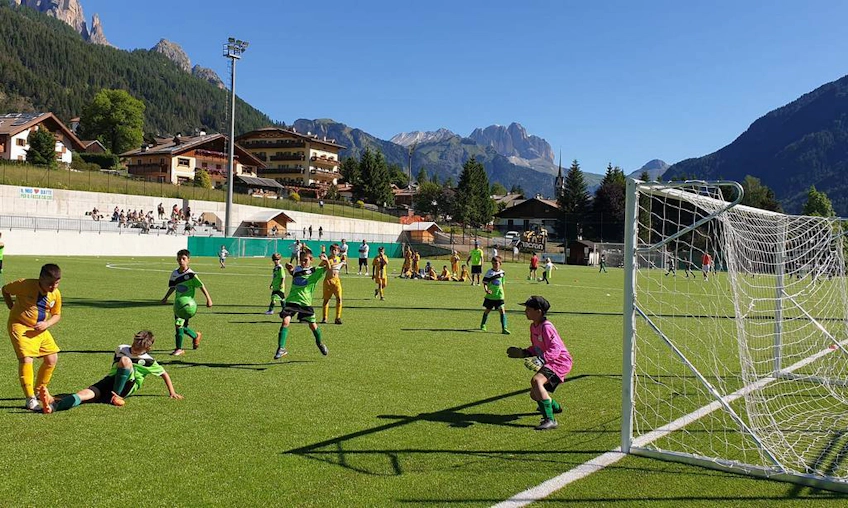 Val di Fassa'da dağlarla çocuklar futbol oynuyor
