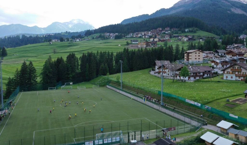 Val di Fassa Çocuk Festivali'nde dağ manzaralı çocuk futbol maçı