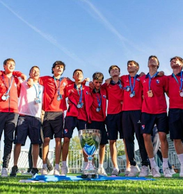 Equipe de futebol jovem com medalhas no torneio Porto International Cup