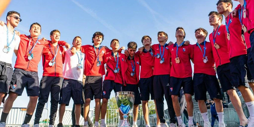 Équipe de football des jeunes avec médailles au tournoi Porto International Cup