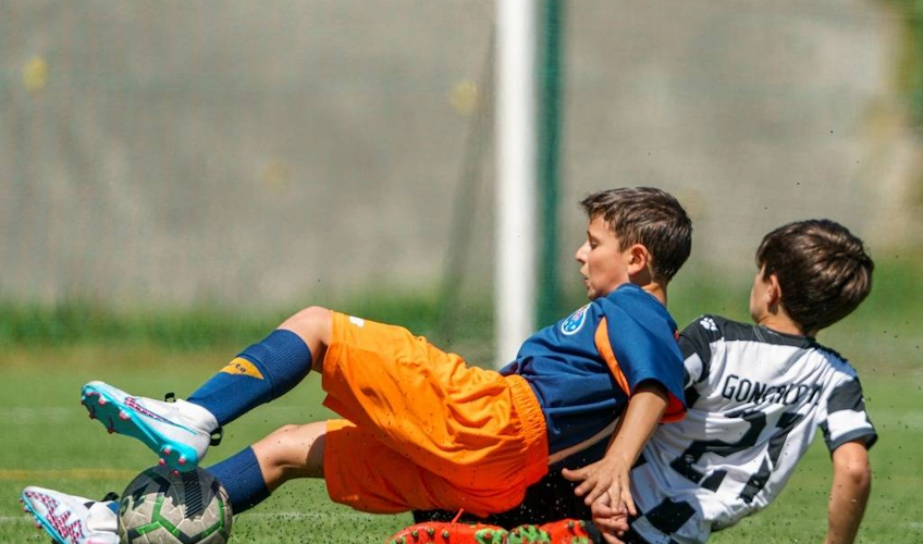 Молодые футболисты в игровой борьбе на турнире Porto International Cup