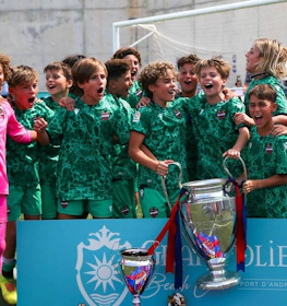 Юные футболисты радуются победе на турнире Villa de Peguera