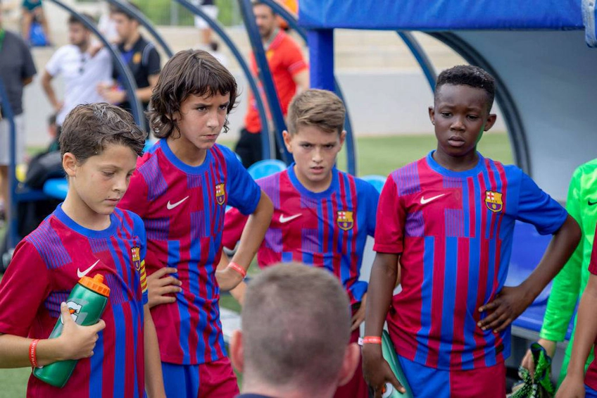 Молодые футболисты в форме Барселоны на турнире Villa de Peguera